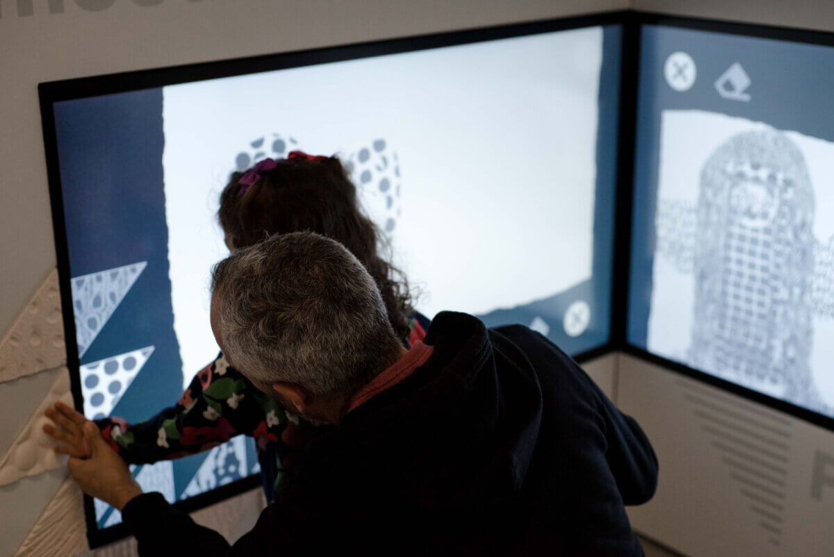 Family-friendly art gallery experience by Tellart at de Young Museum